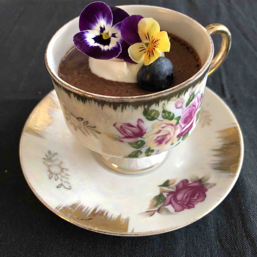 espresso-choco mousse met eetbare bloemen