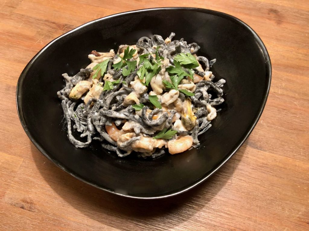 verse zwarte pasta frutti di mare