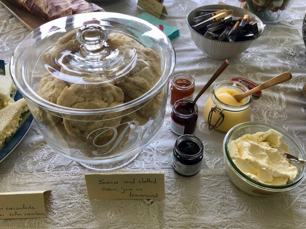 high tea organiseren - scones