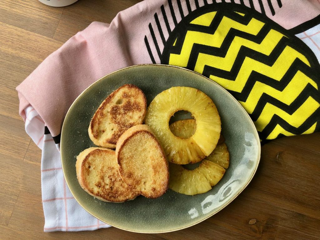 tropische wentelteefjes met gebakken ananas