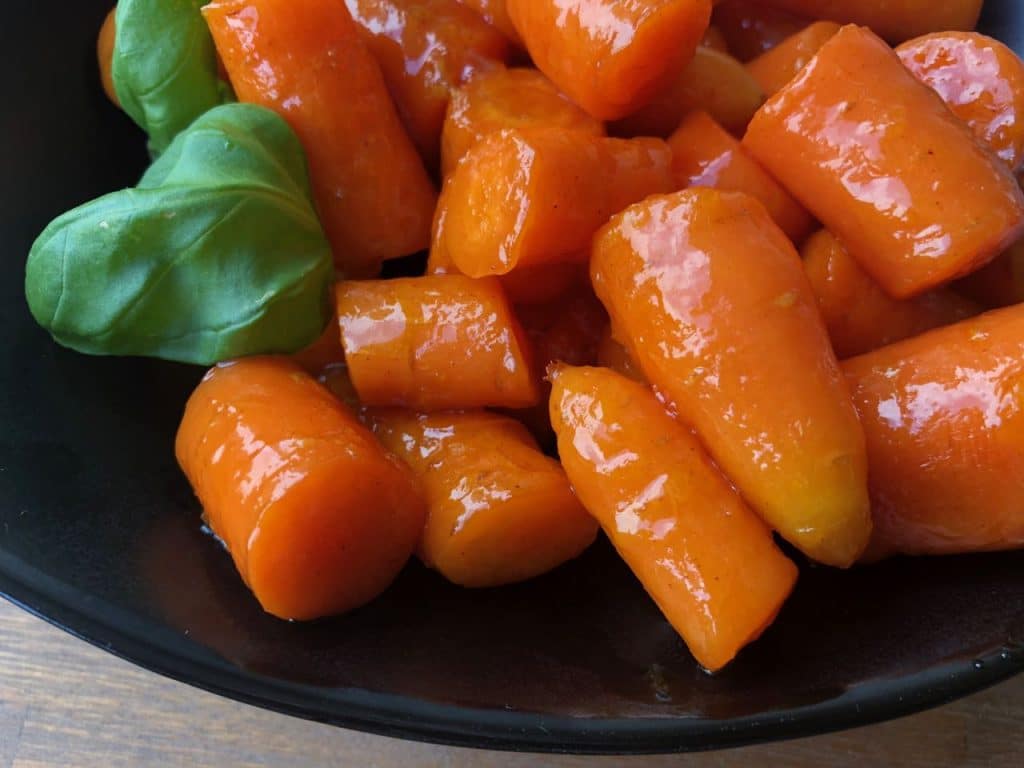 Gekarameliseerde wortelen met sinaasappel