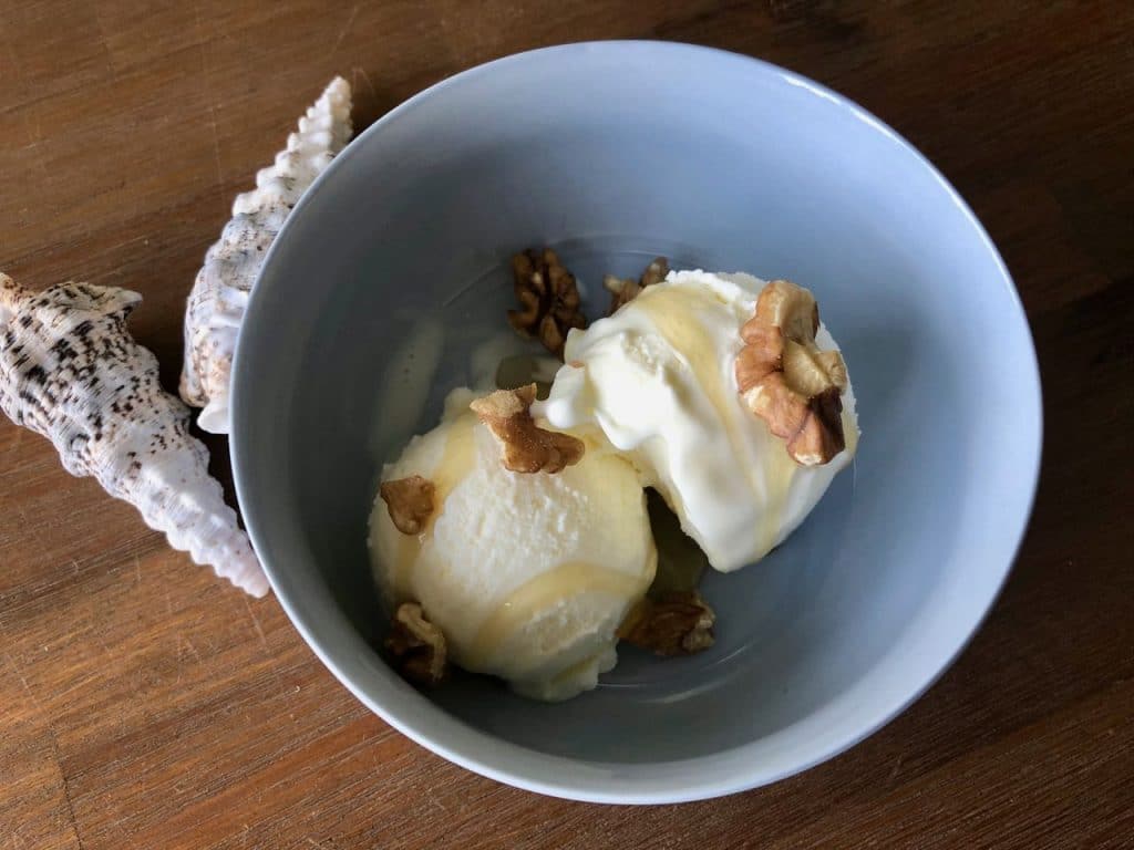 Griekse yoghurtijs met honing en walnoten