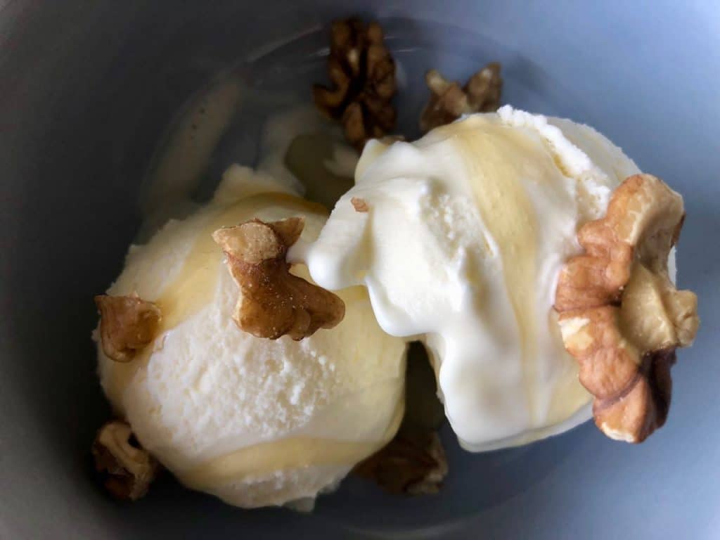 Griekse yoghurtijs met honing en walnoten