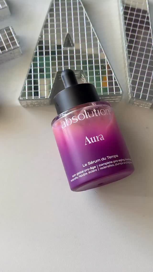 Ik heb er een nieuwe FAV in de badkamer bij: Aura van @absolutionbenelux 

Dit Le Sérum du Temps, is een hoogwaardig botanisch serum dat de huidstructuur versterkt, de helderheid van de teint verbetert en de veerkracht ondersteunt.
 
AURA is geschikt voor alle huidtypes en vooral ontwikkeld voor de huid die behoefte heeft aan meer stevigheid, helderheid en verfijning. Mijn huid dus! Het serum smeert goed uit, geeft een mooie glow en ruikt heerlijk. 
Ik test nog even lekker door. 
Te koop via www.absolution.nl
#gekregen #absolution #aura #leserumdutemps