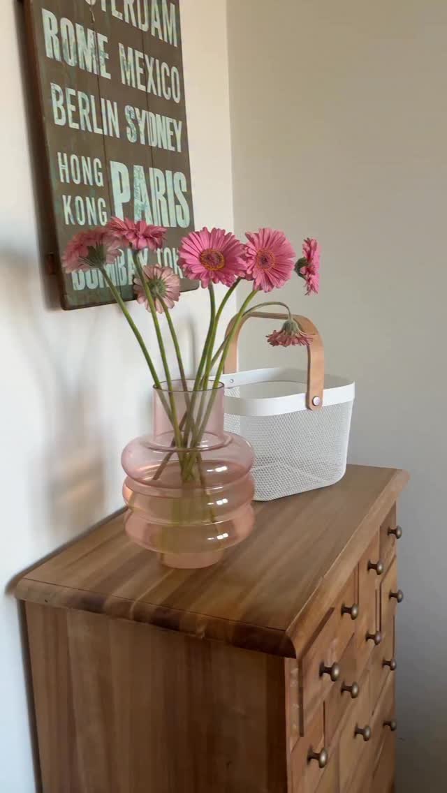 My happy kitchen X the happy bed! Een dekbedovertrek over een 240x220 dekbed krijgen in een ieniemienie slaapkamer? Ik had er zo’n hekel aan! Maar met @thehappybed.nl is een dekbedovertrek niet meer nodig. Niet alleen heb ik het bed in een mum van tijd opgemaakt, maar ook supersnel weer gewassen en gedroogd. Want ja, sorry not sorry, Buster mag gewoon op bed 🤪
#gekregen #thehappybed #dekbedzonderovertrek