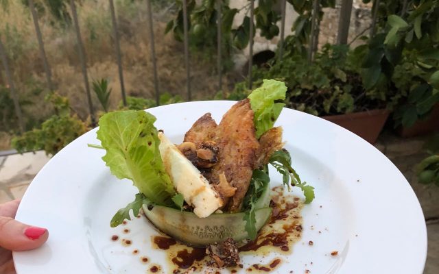 Cypriotische salade met halloumi