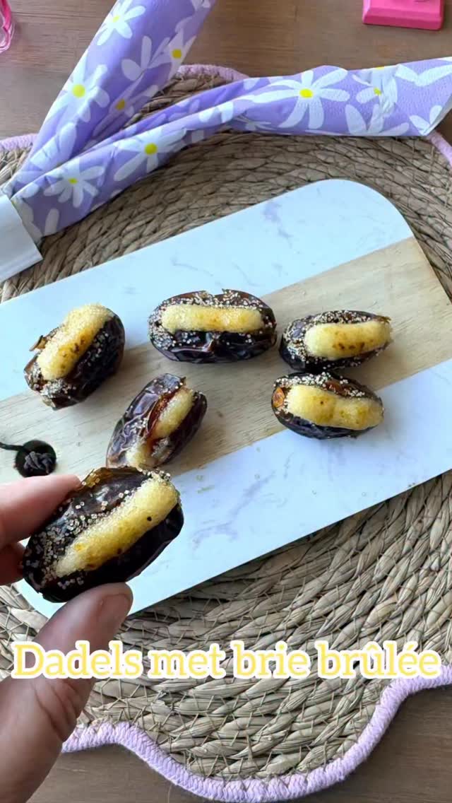 De combinatie van zoet en zout is vaak verrassend lekker. Denk alleen maar aan karamel zeezout. Of ananas op je pizza haha! Maar deze dadels brie brûlée zijn echt wel een culinaire traktatie!

Dit heerlijke borrelhapje is natuurlijk afgeleid van het Franse dessert. Gebruik voor dit receptje het liefst Medjoul dadels. Deze dadels zijn groter, zachter, sappiger en zoeter (honingachtig) dan gewone dadels. Door de grootte zijn ze ook ideaal om te vullen.

Snijd de korsten van een punt brie en pureer de kaas in een foodprocessor tot een smeuïg geheel. Doe in een spuitzak. Verwijder de pitten uit ca. 20 dadels en spuit er de briecréme in. Haal door een schaaltje met rietsuiker en brandt krokant met een brandertje. 

#briebrulee #borrelhap #dadels