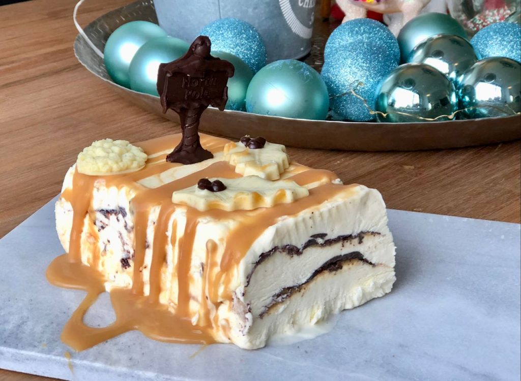 ijstaart met chocolade en karamelsaus