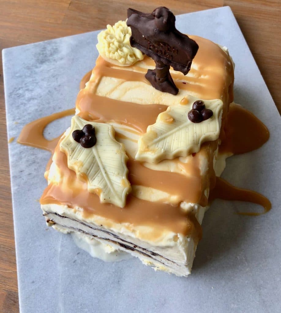 ijstaart met chocolade en karamelsaus