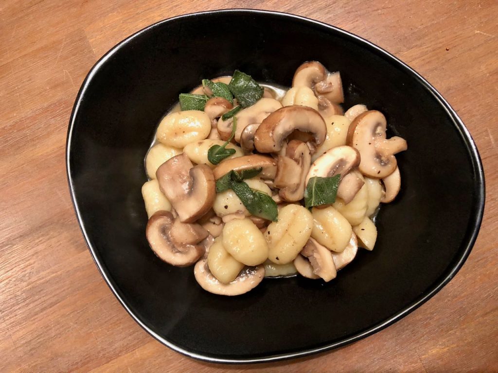 Gnocchi met paddenstoelen en salie