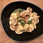 Gnocchi met paddenstoelen en salie