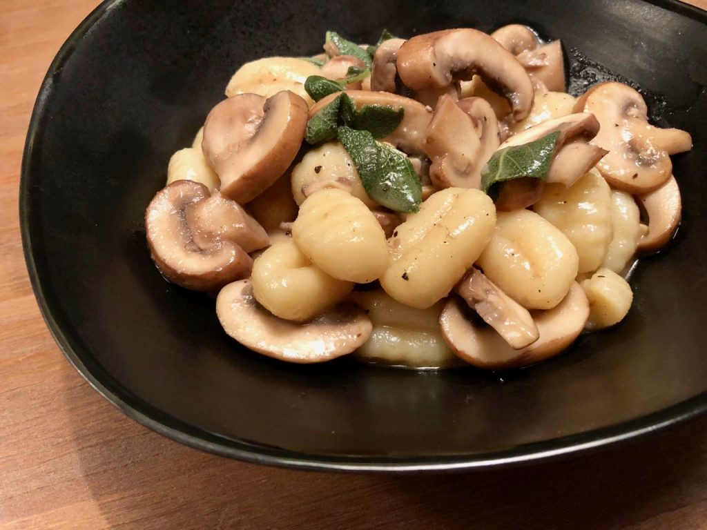 Gnocchi met paddenstoelen en salie