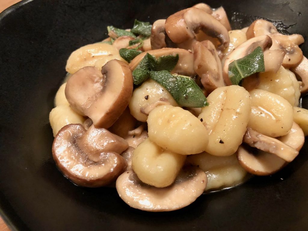 Gnocchi met paddenstoelen en salie