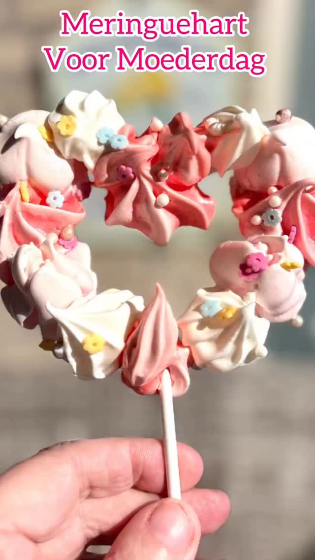 Het is even een klusje, eiwitten stijf kloppen, in drie porties verdelen, kleuren en in spuitzakken met verschillende mondjes doen. Maar dan maak je wel deze schattige hartvormige meringue lollies. Voor Moederdag, voor je vriendin of lekker voor jezelf!
#moederdag #meringue #lolly #diy