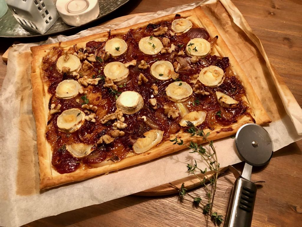 plaattaart met vijgenspread, geitenkaas en rode ui