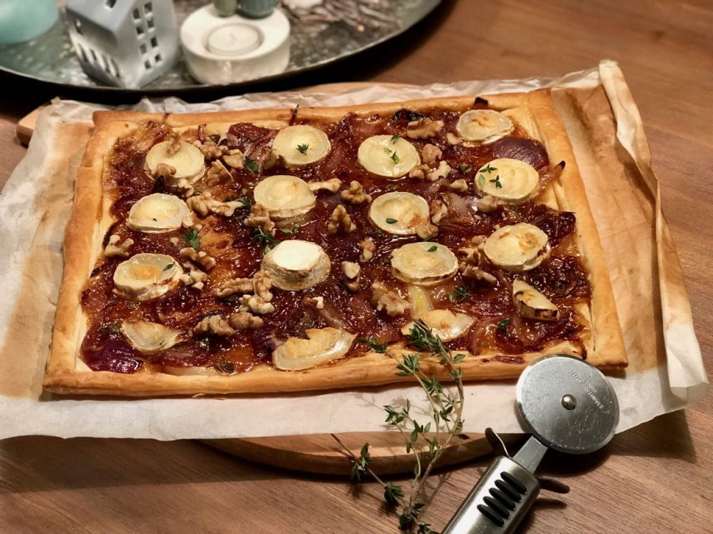 plaattaart met vijgenspread, geitenkaas en rode ui