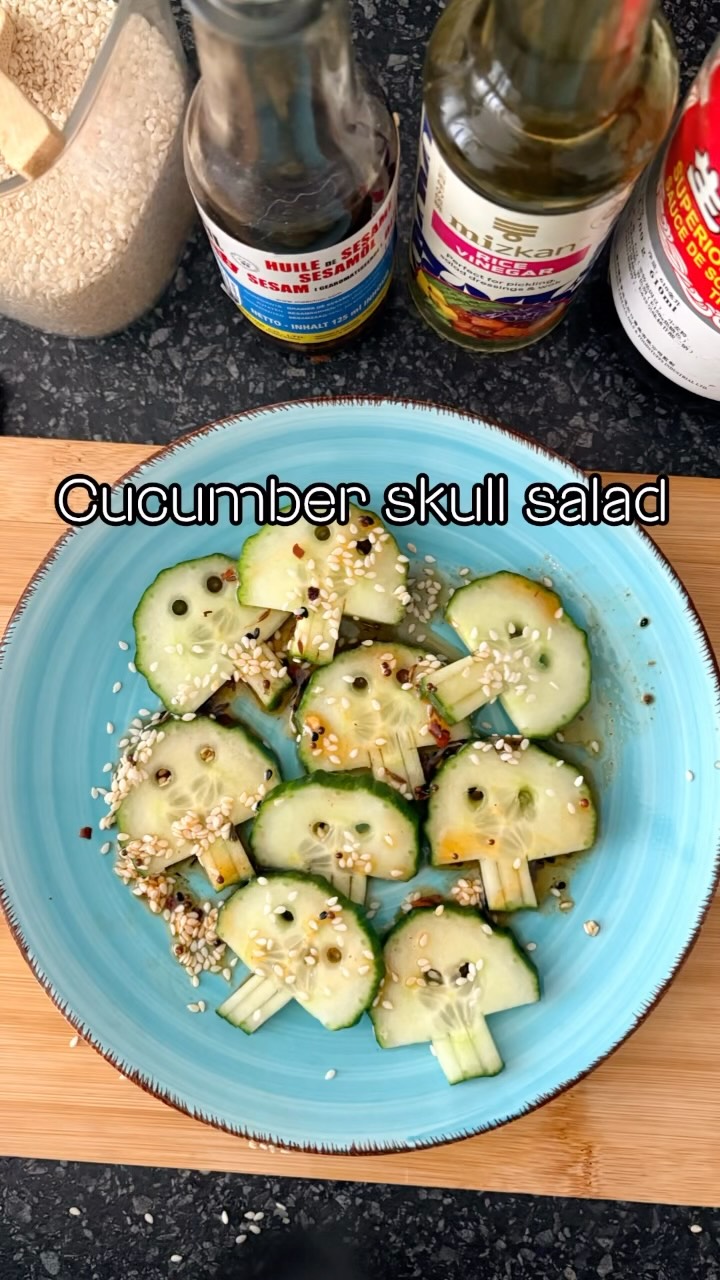 Nog op zoek naar een lekkere Halloween snack? Maak dan deze cucumber skulls salad. Spooky 👻 en lekker 💀
Snijd plakjes komkommer 🥒 en maak oogjes met een metalen rietje of spuitmondje. Snijd vier keer kort in en verwijder de hoekjes. Maak een dressing van:
1 theelepel @mizkan_official rice vinegar
1 theelepel sesamolie
2 theelepels sojasaus
1 theelepel curry bomb crispy chili olie @trouble.and.spice
Kneepje honing @imkerijdetraay Bestrooi met witte sesamzaadjes.
#halloween #halloweensnack #cucumber #skulls #foodybox