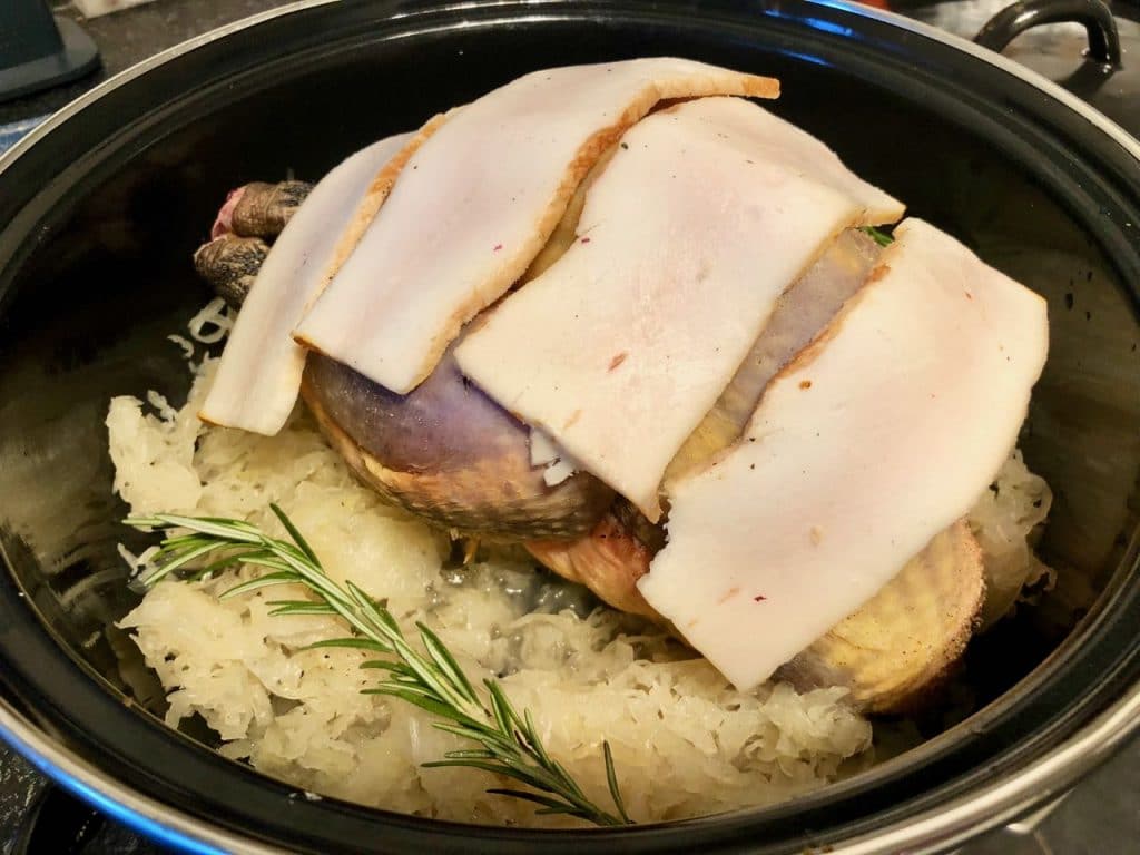 parelhoen met zuurkool uit de oven