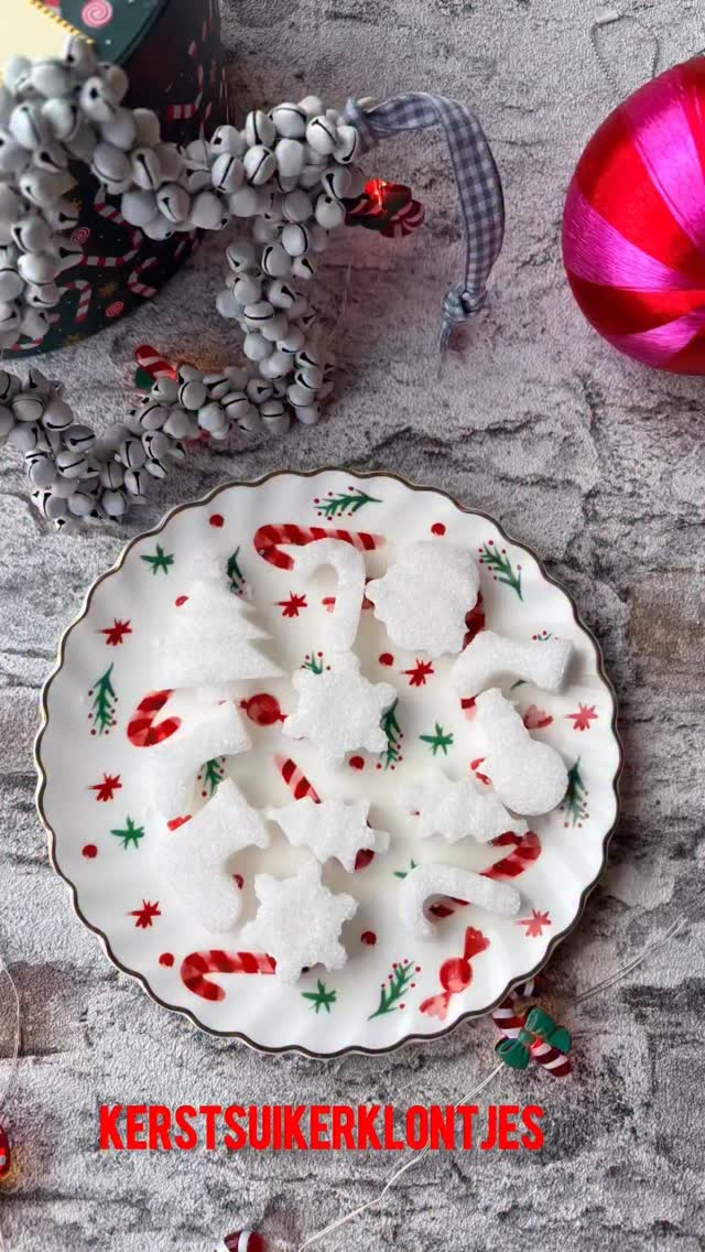 Hoe leuk is het om deze kerst suikerklontjes op tafel te leggen met de feestdagen. Ze zijn ook nog eens super makkelijk om te maken. De video spreekt volgens mij wel voor zich! 
#diy #suikerklontjes #kerst #kerstsuikerklontjes #recept