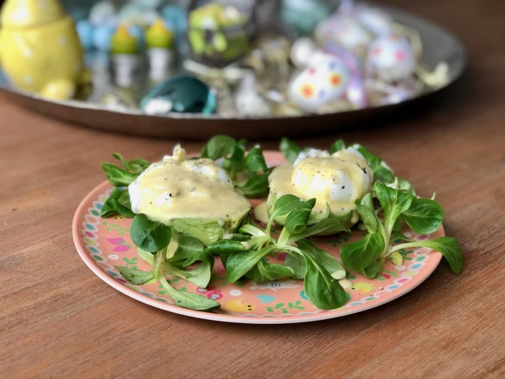 Avocado met gepocheerd ei en hollandaisesaus