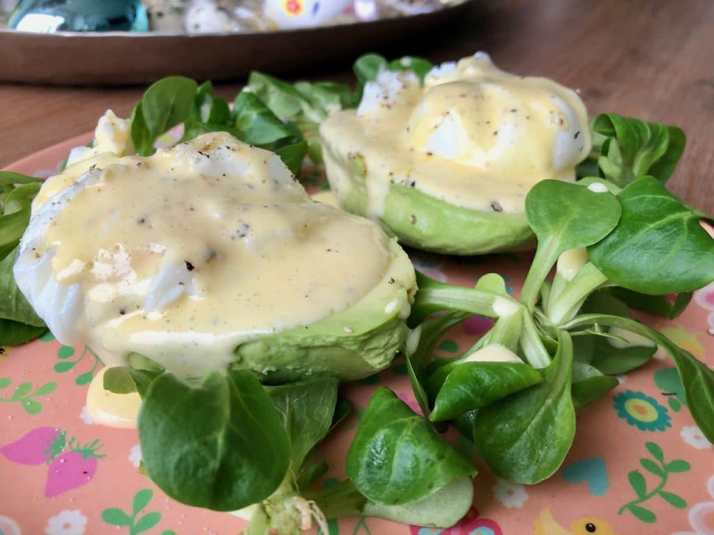 Avocado met gepocheerd ei en hollandaisesaus