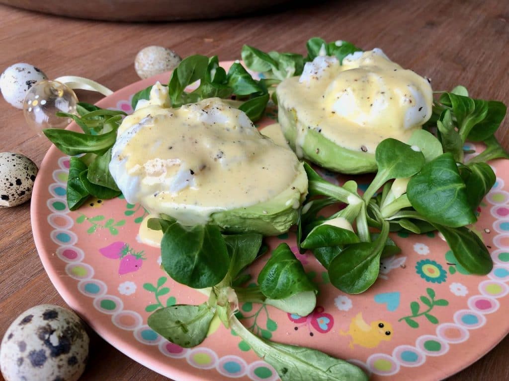 Avocado met gepocheerd ei en hollandaisesaus