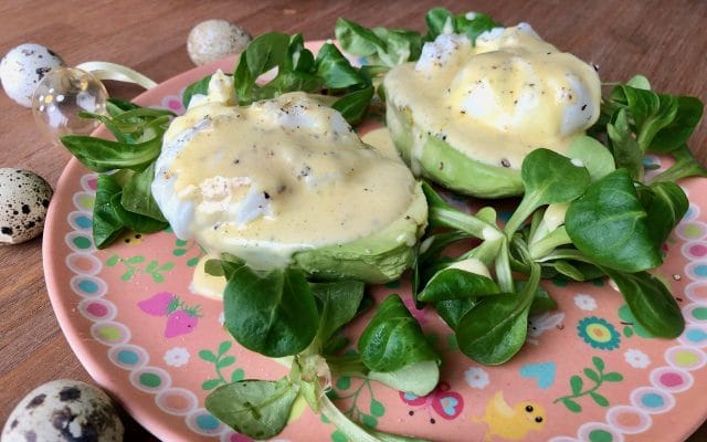 Avocado met gepocheerd ei en hollandaisesaus