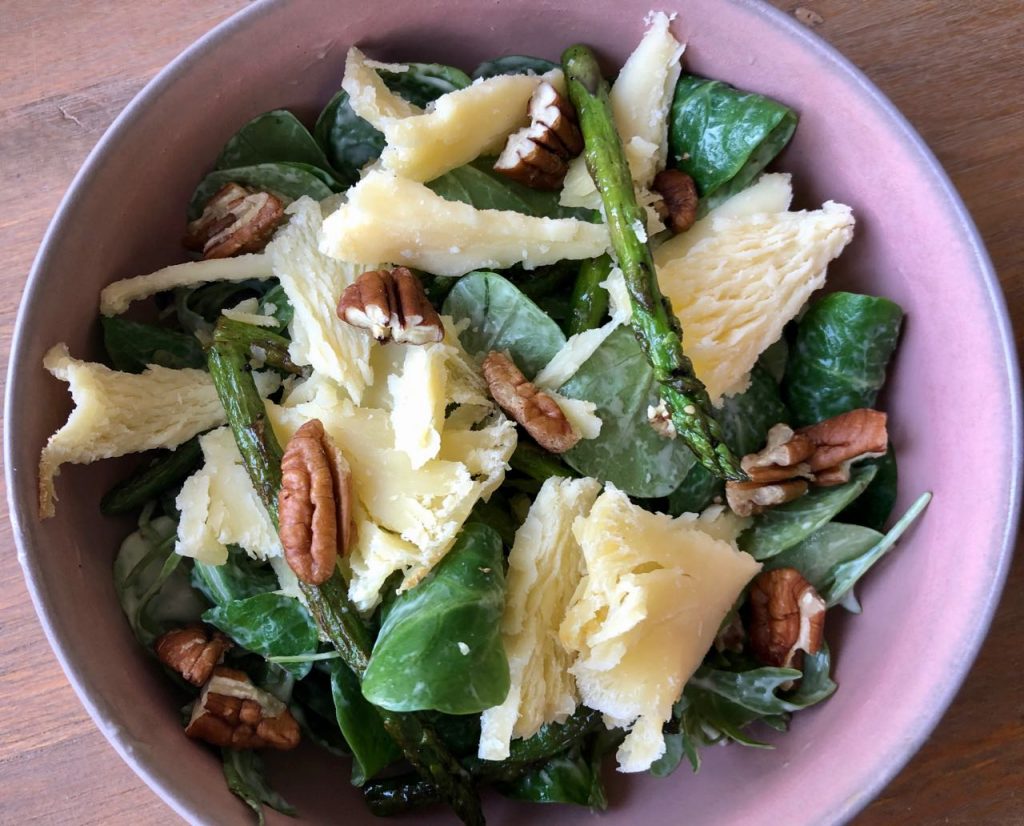 Téte de moine salade met groene asperge