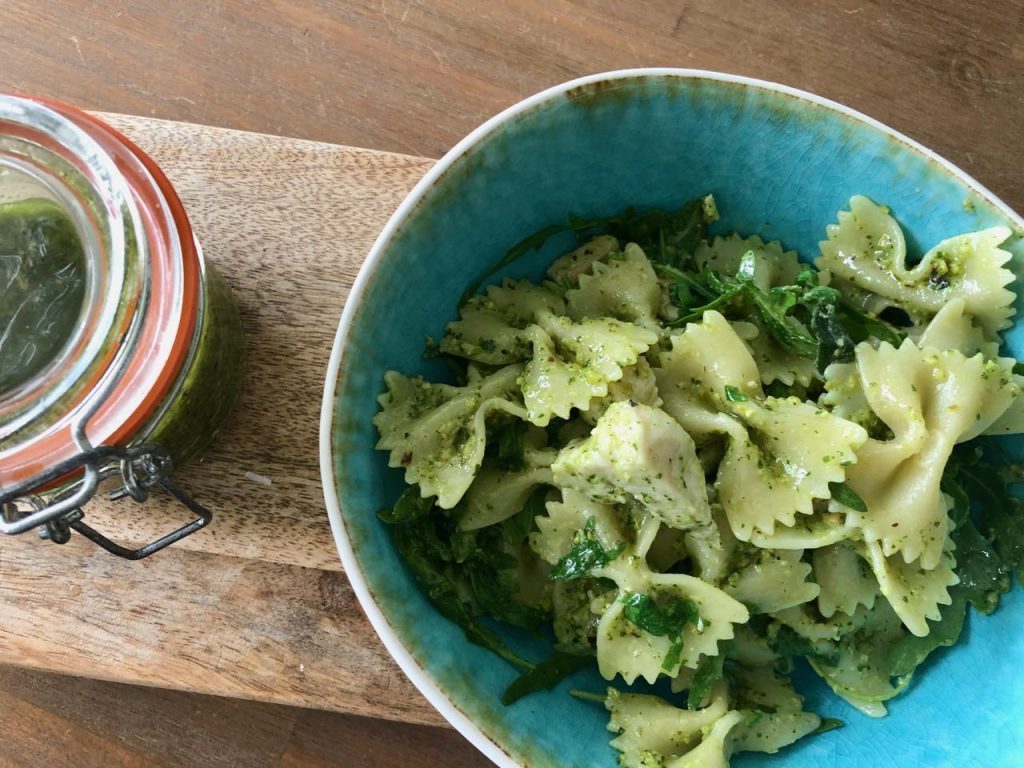 pasta met pistachepesto, kip en rucola