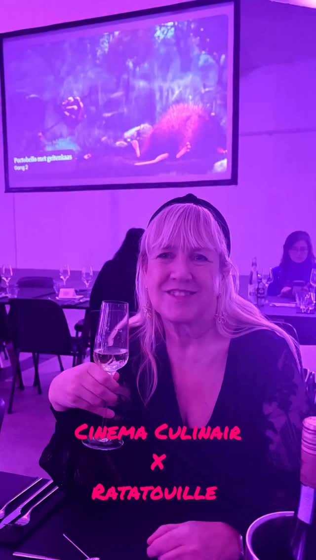 What you see is what you eat! Dat is wat @cinemaculinair is in een notendop. Dus genoten Peter en ik van kalfsoester, meringue taartje en uiteraard ratatouille tijdens het kijken van de Disney klassieker Ratatouille. Precies op hetzelfde moment waarop ook de acteurs in de film eten. Benieuwd geworden? Op mijn blog vind je een artikel over deze bijzondere belevenis. En op de site van Cinema culinair kun je nu vast kaartjes boeken voor de voorstellingen in 2026, met o.a. Grease, Chef en The Grand Budapest Hotel.
#uitgenodigd #cinemaculinair #ratatouille #whatyouseeiswhatyoueat #rotterdam