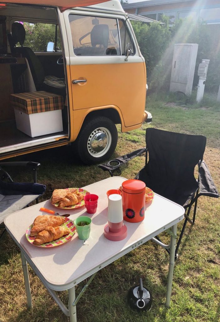 Ontbijten voor de camper