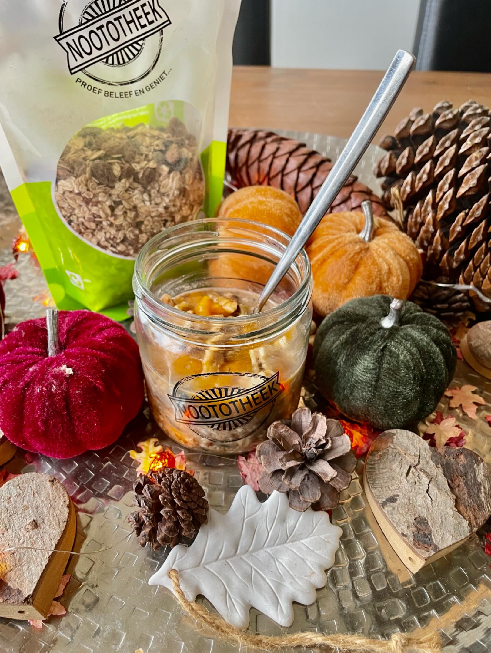 Of ik de gloednieuwe overnight oats van @noototheek wilde proberen? Mmmm, ik ben echt your ‘broodje kaas’ kind of girl maar okay, kom maar door. En ik moet zeggen: ik heb de afgelopen dagen gesmuld van deze ‘herfst in een potje’: overnight oats pumpkin spice. Door de pompoenpitten en pecannoten heb je echt iets om op te kauwen, en de kruidenmix is ‘on point’!
Ik topte de oats af met pompoenpuree en extra nootjes. Een portie bevat minder dan 200 kcal (al deed ik er nog wel een eetlepel honing bij) en vult je zeker tot aan de lunch! Lekker, voedzaam (vezels, gezonde vetten) en betaalbaar (0,90 cent per ontbijt) wat wil je nog meer? Er zijn ook overnight oates in de smaken banaan/kokos, aardbei, mango en cacao/hazelnoot.
#gekregen #overnightoates #pumpkinspice #herfst #onbijt #gezondontbijt #pecannoten #pompoen #noototheek