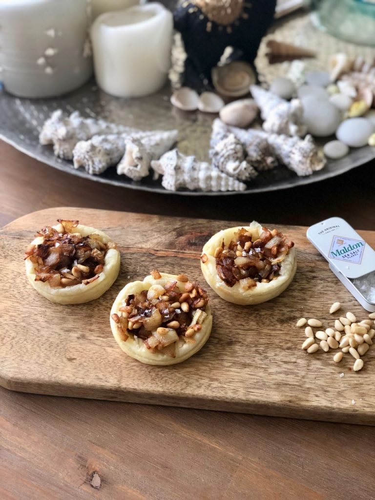 tartelettes met gekarameliseerde ui en pijnboompitjes