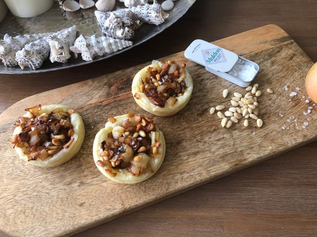 tartelettes met gekarameliseerde ui en pijnboompitjes