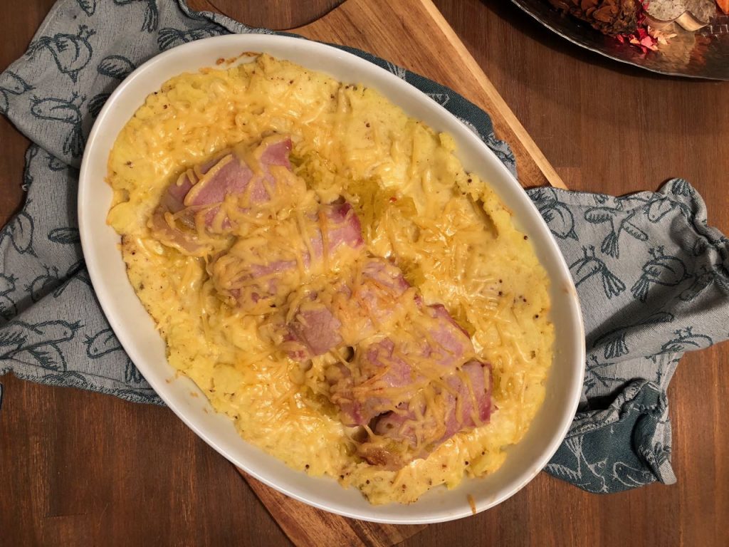 Ovenschotel met zuurkoolrolletjes