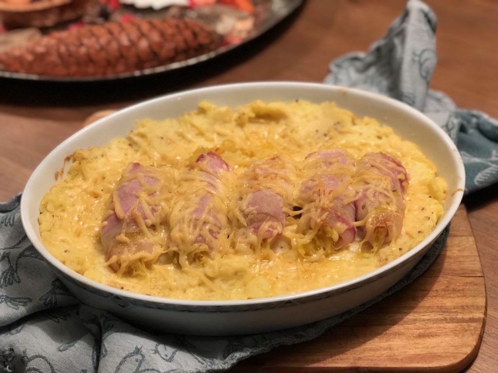 Ovenschotel met zuurkoolrolletjes