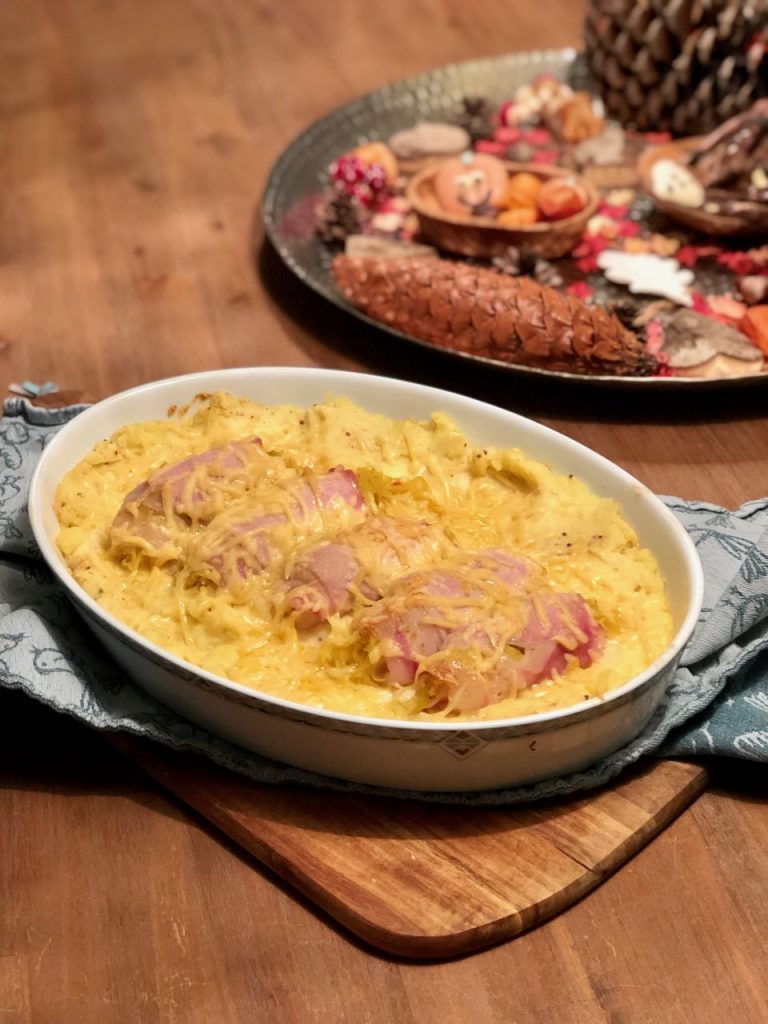Ovenschotel met zuurkoolrolletjes