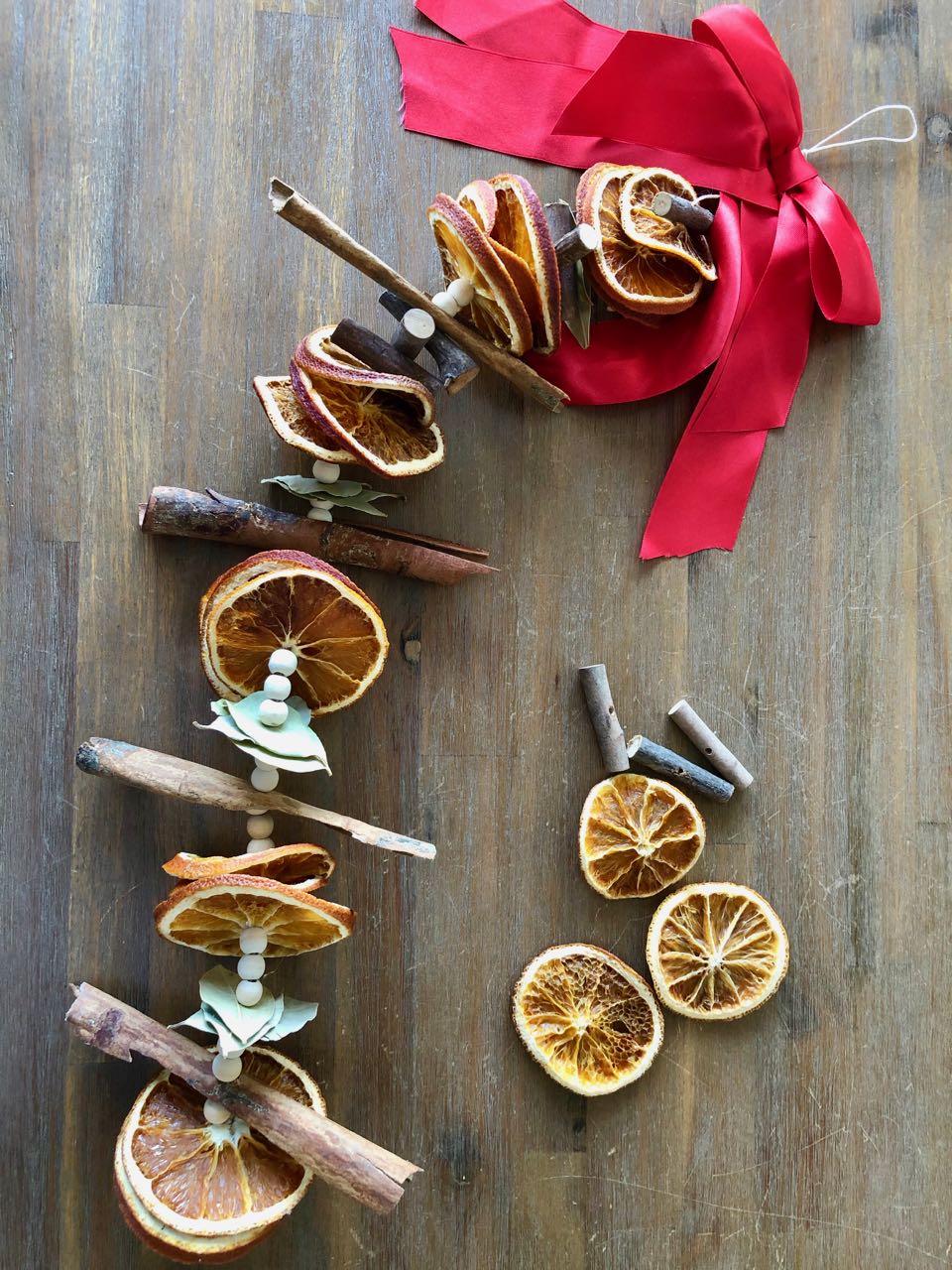 DIY kerstslinger van sinaasappel, laurier en kaneel
