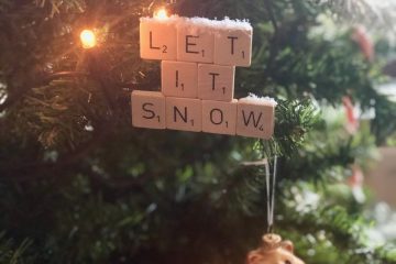 kerstbal van scrabble letters