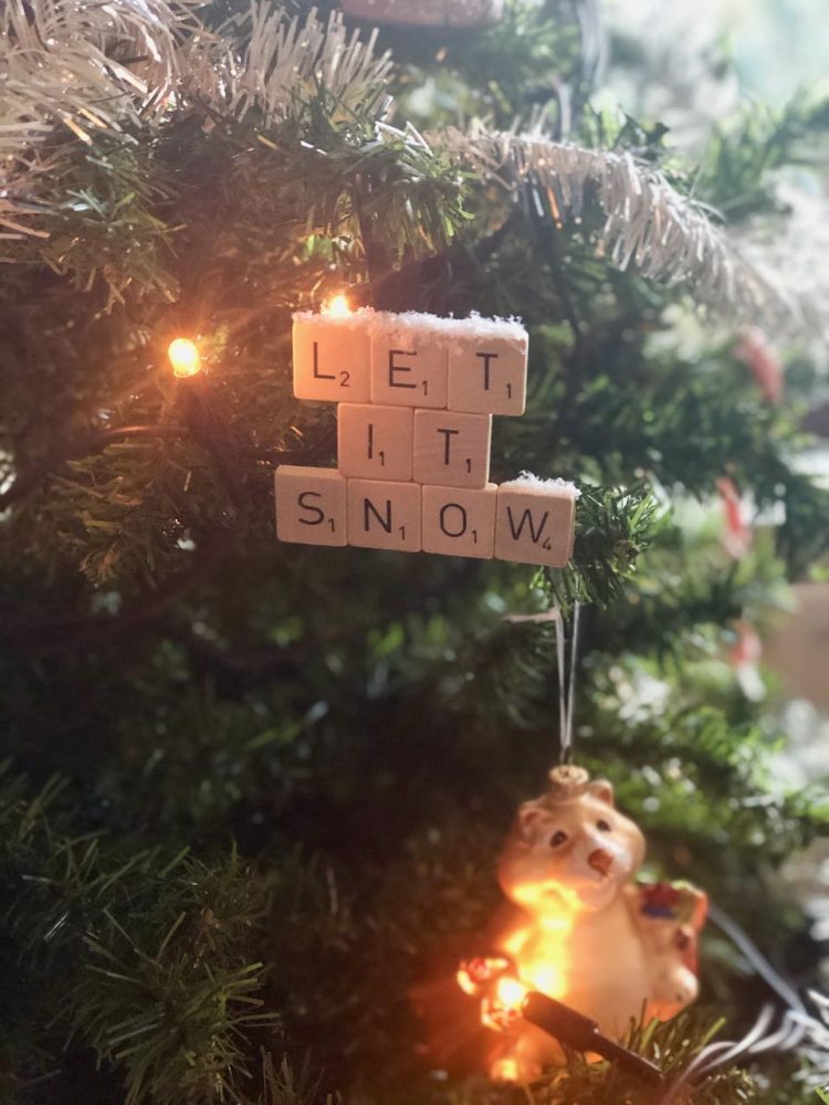 kerstbal van scrabble letters