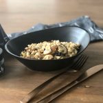 salade van parelcouscous met paddenstoelen en ui