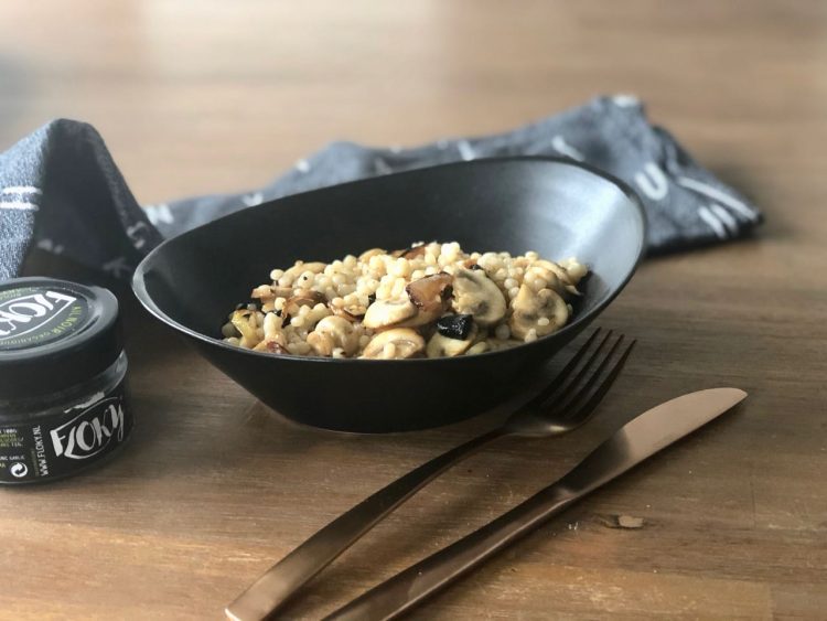salade van parelcouscous met paddenstoelen en ui