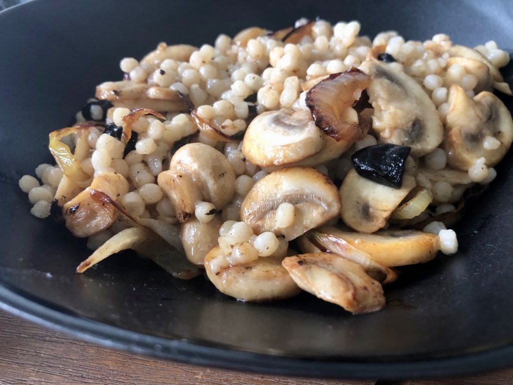 salade van parelcouscous met paddenstoelen en ui