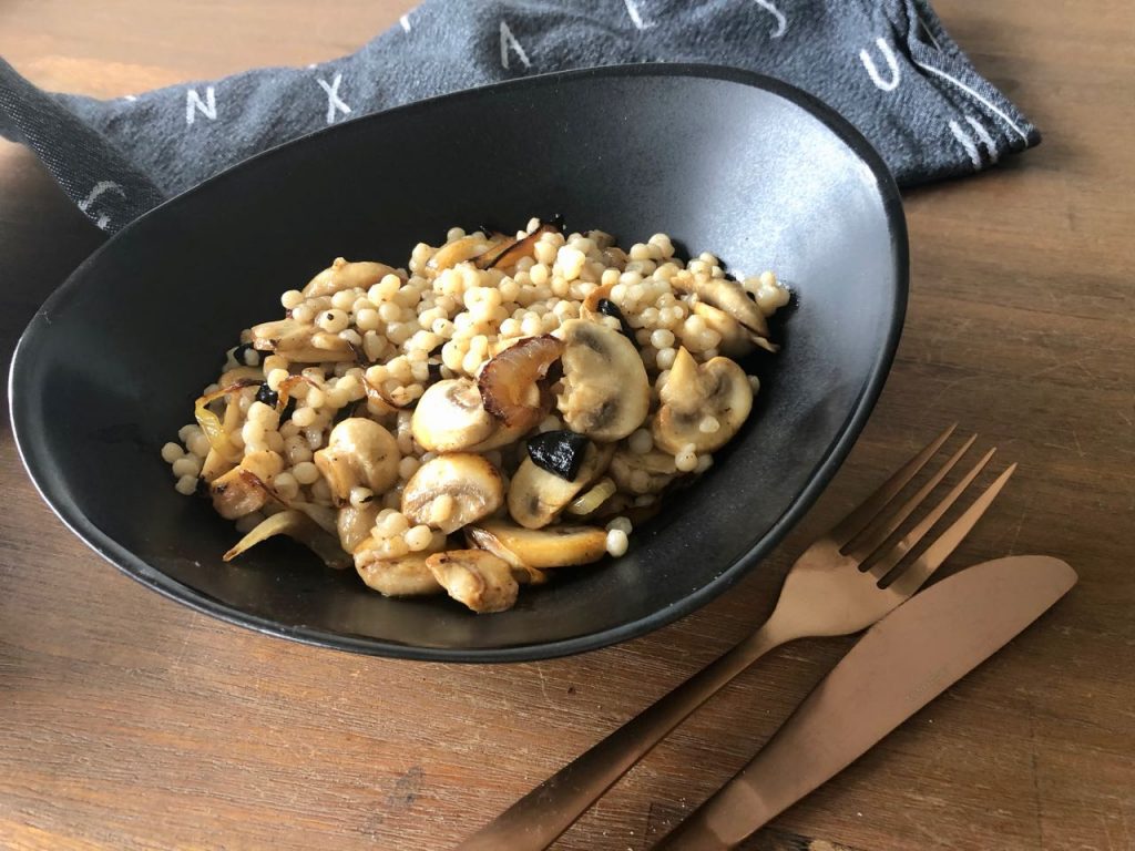 salade van parelcouscous met paddenstoelen en ui