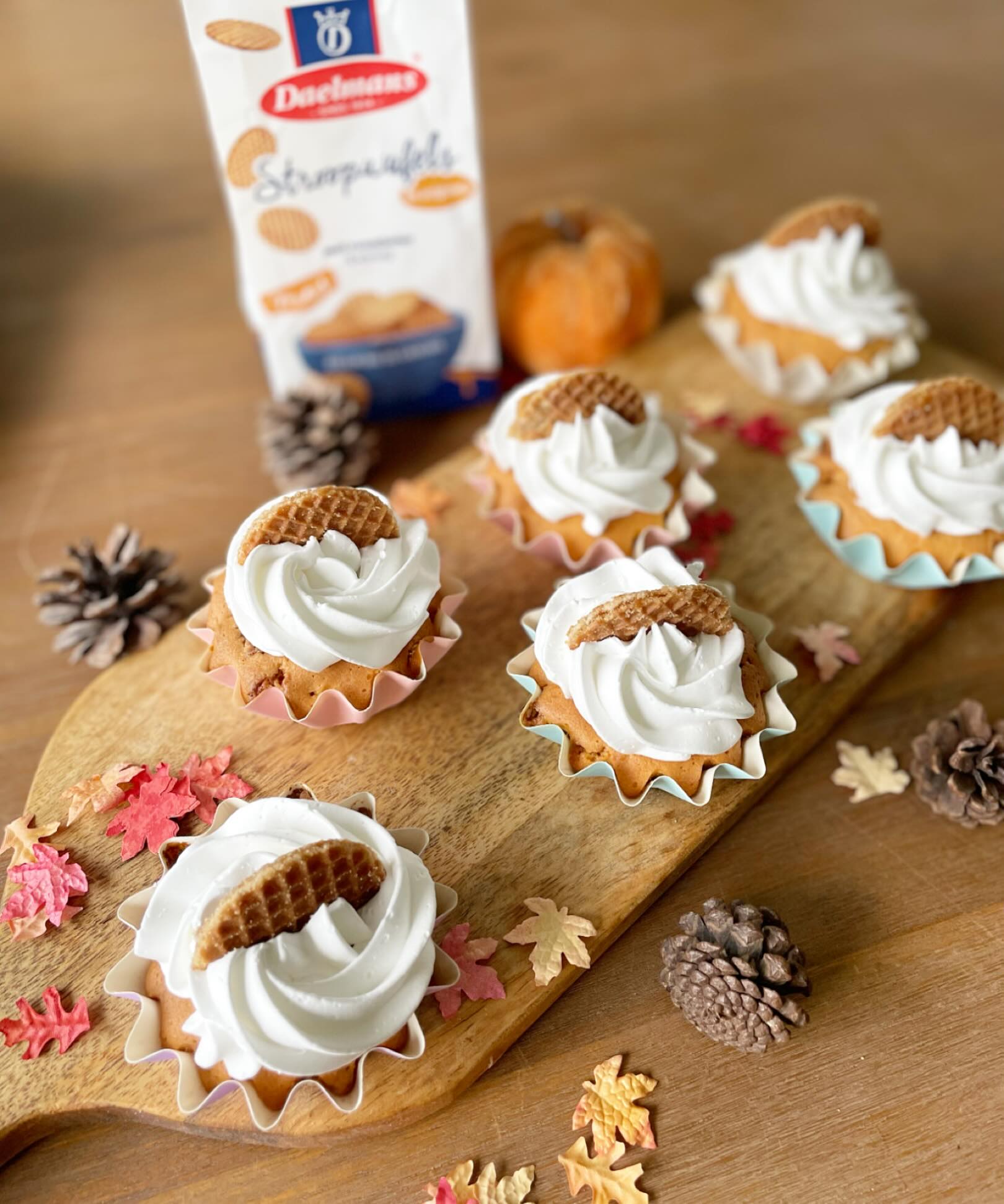 Wat is er lekkerder dan een cupcake? Een stroopwafel cupcake! Deze cross-over van cake & @daelmansstroopwafels is een typisch gevalletje 1+1=3. Voor de topping gebruikte ik de enchanted cream van @funcakes want dat vind ik zoooo lekker. Slagroom of botercreme kan natuurlijk ook.
👩🍳
Wat heb je nodig (12 stuks):
125 gram roomboter (kamertemperatuur)
2 eieren (kamertemperatuur)
125 gram witte basterdsuiker
125 gram zelfrijzend bakmeel
1 zakje Daelmans stroopwafel mini (200 gram)
Beetje bloem
Portie enchanted cream of slagroom
Klop de boter en suiker luchtig. Voeg 1 voor 1 de eieren toe. Voeg het zelfrijzend bakmeel toe en meng tot een geheel. Hou 6 stroopwafeltjes apart en verbrokkel de rest in kleine stukjes. Meng de stukjes met een beetje bloem, dan zakken ze niet naar de bodem tijdens het bakken.
Spatel de stukjes stroopwafel door het beslag en verdeel over de cupcake vormpjes. Bak de cupcakes in 20 minuten op 175 graden. Laat volledig afkoelen.
Decoreer met een toef enchanted cream en een halve mini stroopwafel.
#gekregen #daelmansstroopwafels #everybiteadelight #foodybox #kohw #funcakes #stroopwafel #cupcakes #enchantedcream #heelhollandbakt #homemade