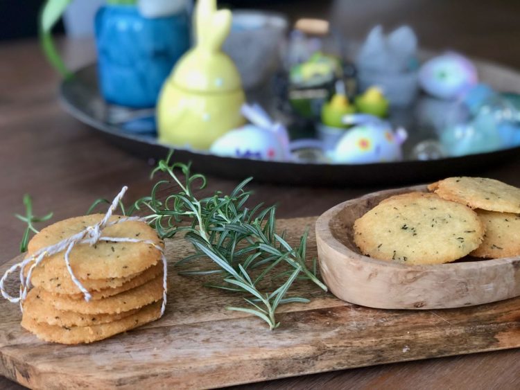 Parmezaanse kaaskoekjes met rozemarijn