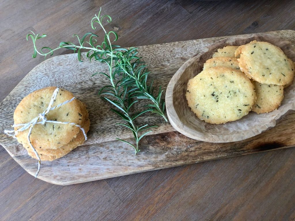 Parmezaanse kaaskoekjes met rozemarijn