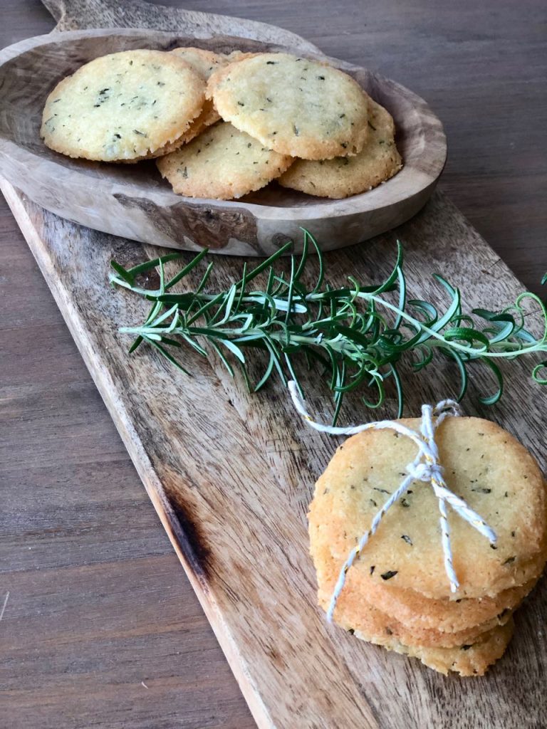 Parmezaanse kaaskoekjes met rozemarijn