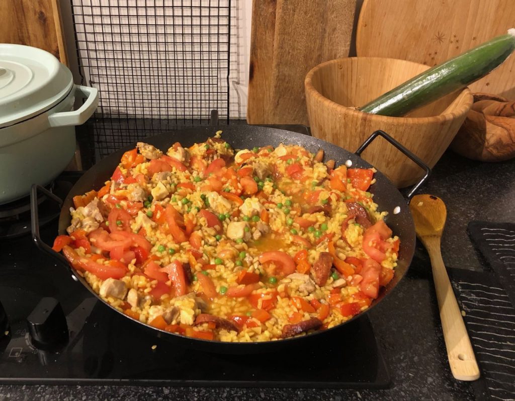 Paella met kip en chorizo