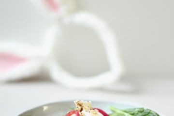 spinaziesalade met burrata en ingelegde rode ui